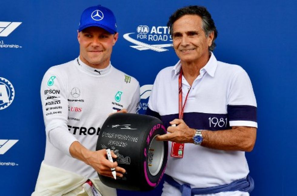 Nelson Piquet (d) junto al expiloto de Mercedes, el finlandés Valteri Bottas, durante una competencia de Fórmula Uno en 2021.