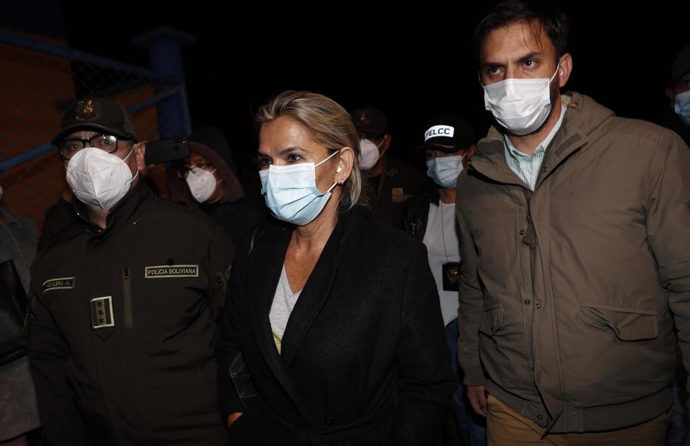 Eduardo del Castillo (d) junto a Jeanine Áñez en la detención de la expresidenta, en marzo de 2021.