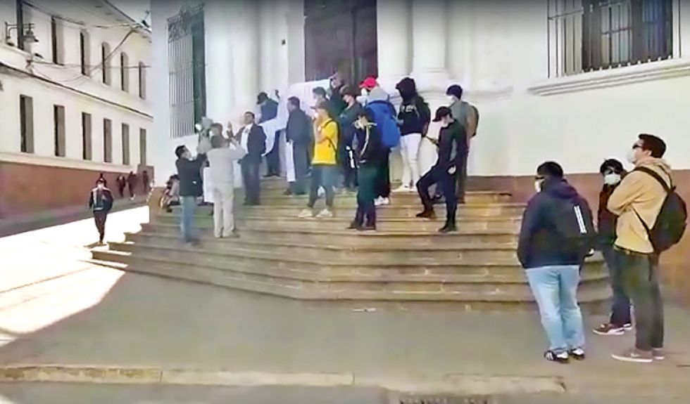 PROTESTA. El frontis del edificio central de la Universidad San Francisco Xavier, ayer.