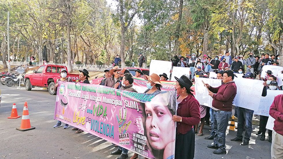SUCRE. Autoridades y vecinos de Yamparáez participaron de una marcha de protesta.