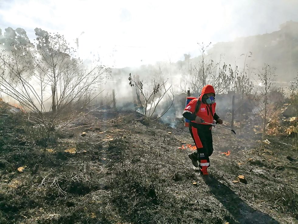 TAREA. Personal del Dimger sofoca el fuego en inmediaciones de la avenida 6 de Agosto.