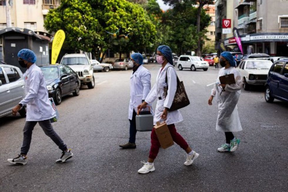 Trabajadores de salud durante una jornada de prueba y vacunación contra el covid-19, en Caracas.