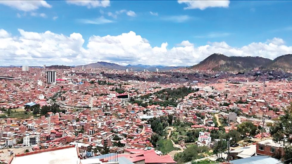 SUCRE. Vista de la cuidad de Sucre, donde predomina el color del ladrillo fuera el área patrimonial.