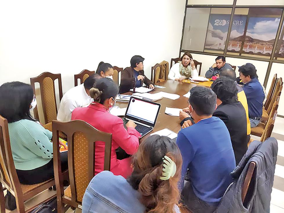 ENCUENTRO. La reunión llevada a cabo ayer entre autoridades municipales y padres de familia.