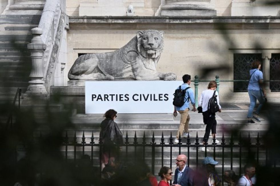 Familiares de las víctimas de los ataques islamistas perpetrados el año 2013 contra ciudadanos de París y localidades aledañas.
