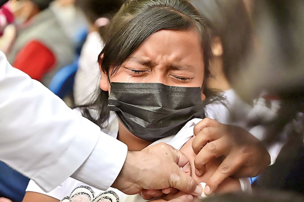 VACUNACIÓN. Un trabajador de salud inocula una dosis de la vacuna contra el covid-19 a una niña menor de 11 años en Ciudad de México.