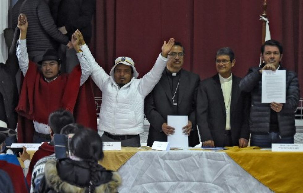 Representantes del Gobierno ecuatoriano y líderes indígenas tras la firma del acuerdo que pone fin a las protestas.