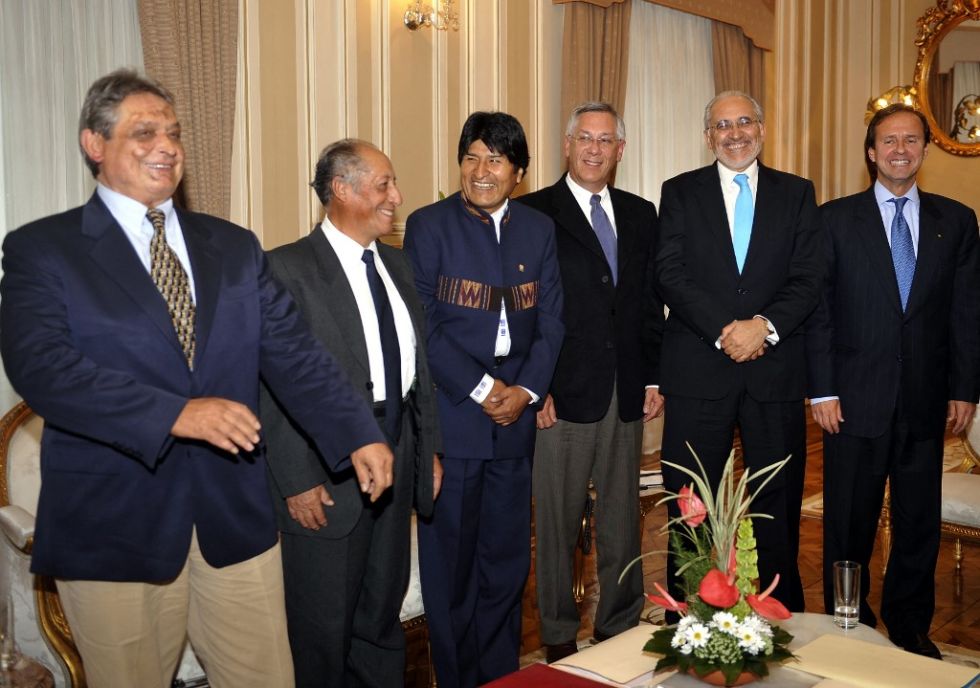 De izquierda a derecha, los expresidentes Jaime Paz Zamora, Guido Vildoso, Evo Morales, Eduardo Rodriguez Veltzé, Carlos Mesa y Jorge Quiroga.