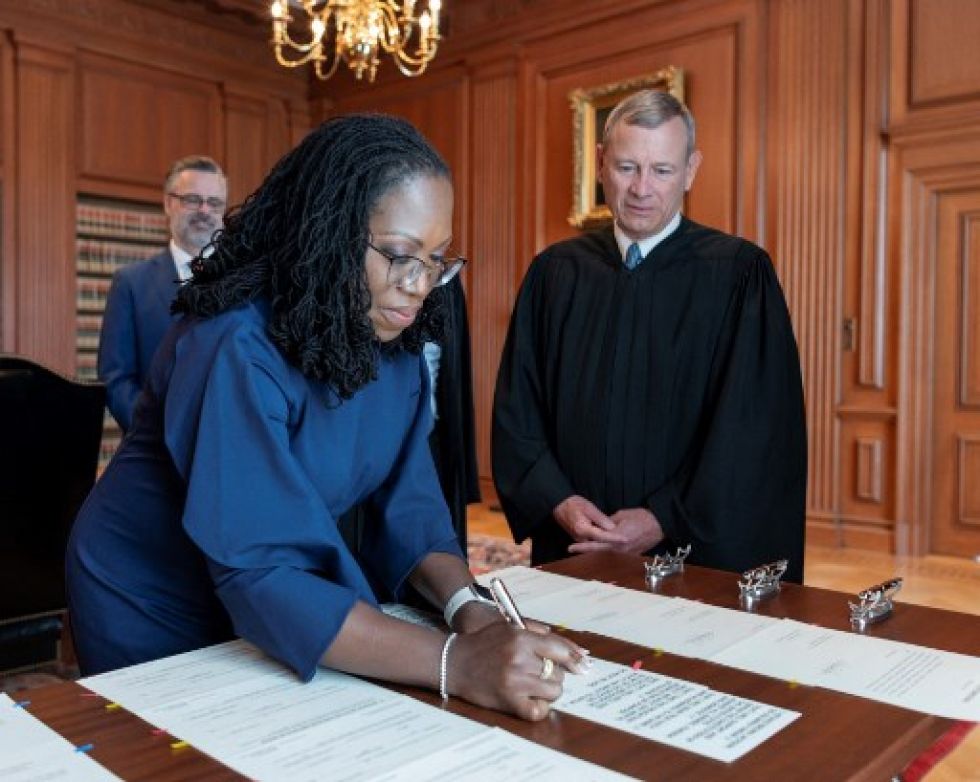 El presidente del Tribunal Supremo, John G. Roberts, Jr., observa cómo la jueza Ketanji Brown Jackson firma su juramento.