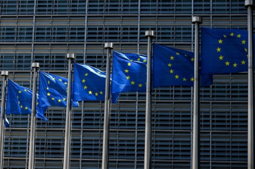 Banderas de la Unión Europea ondean frente al edificio de la Comisión Europea en Bruselas.