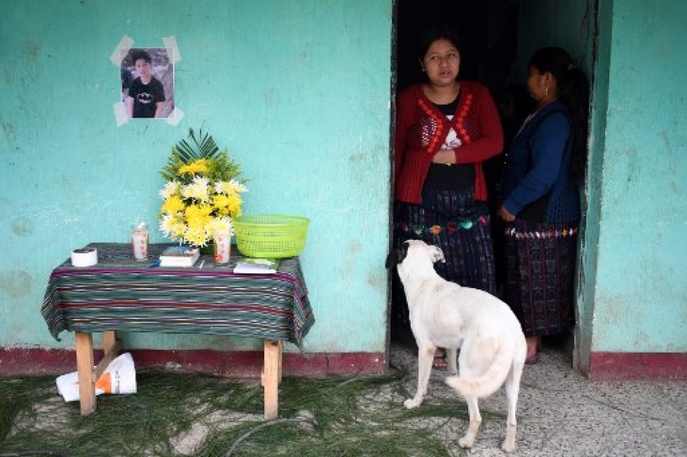 Un retrato de Wilmer Tulul pegado en una pared de su casa, en el pueblo de Tzucubal, Nahuala, Guatemala.