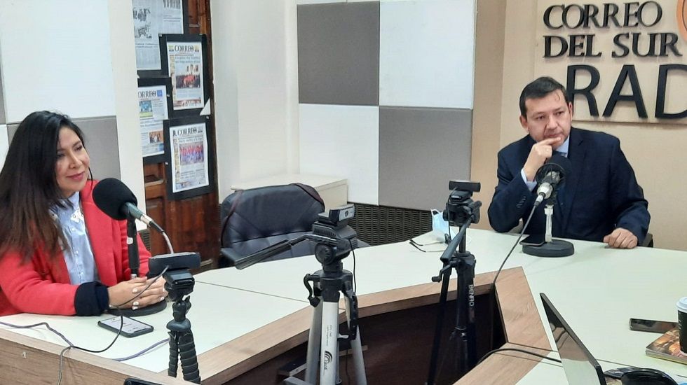 La vicerrectora interina, Fátima Tardío, y el investigador académico, César Rojas.
