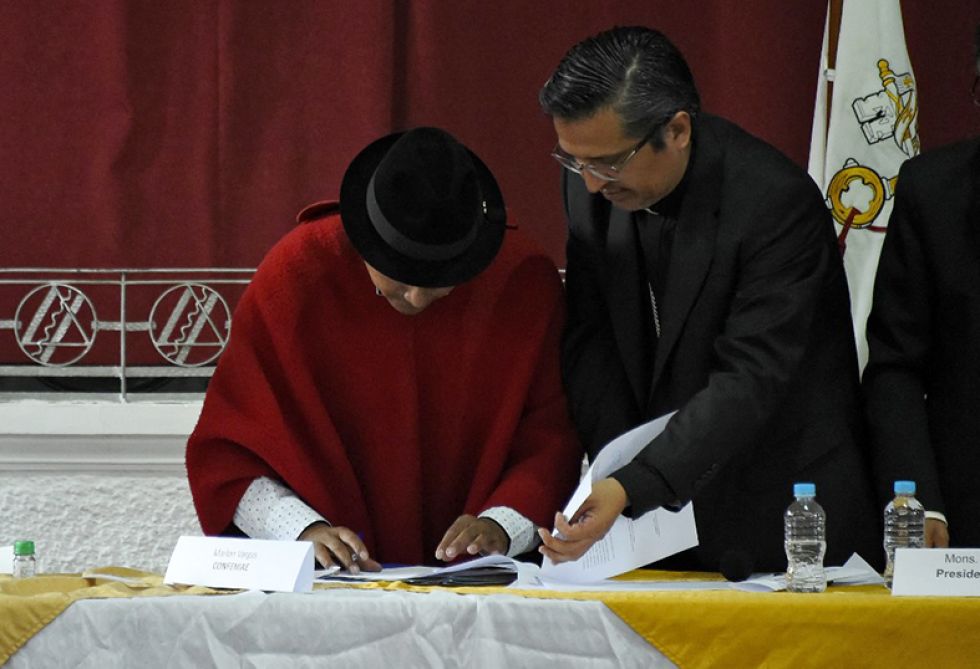 CONFLICTO. El líder de las movilizaciones indígenas, Leonidas Iza, firma el acuerdo con el Gobierno.