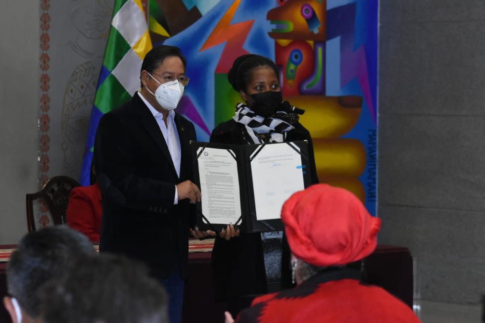 El presidente Luis Arce y la directora general del Servicio Integral Plurinacional, Wendy Perez.