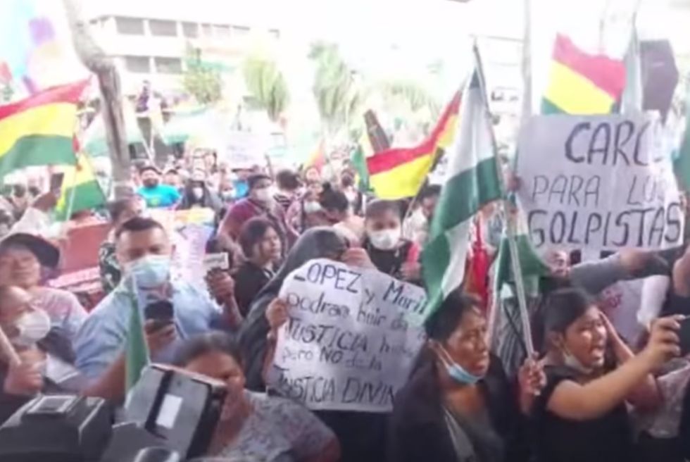 Momento en el que el grupo oficialista se aposta en afueras de la Gobernación de Santa Cruz.