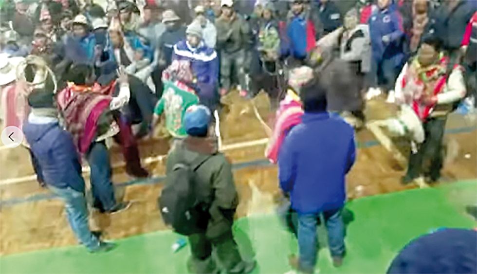 PELEAS. Militantes del Movimiento Al Socialismo (MAS) agarrándose a golpes en Toro Toro.
