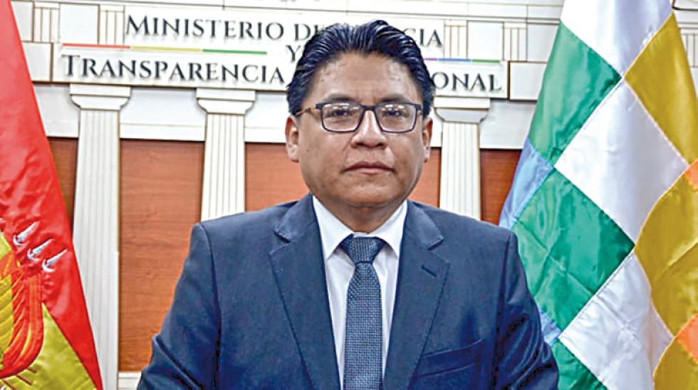 ANUNCIOS. El ministro de Justicia, Iván Lima, en conferencia de prensa en La Paz.