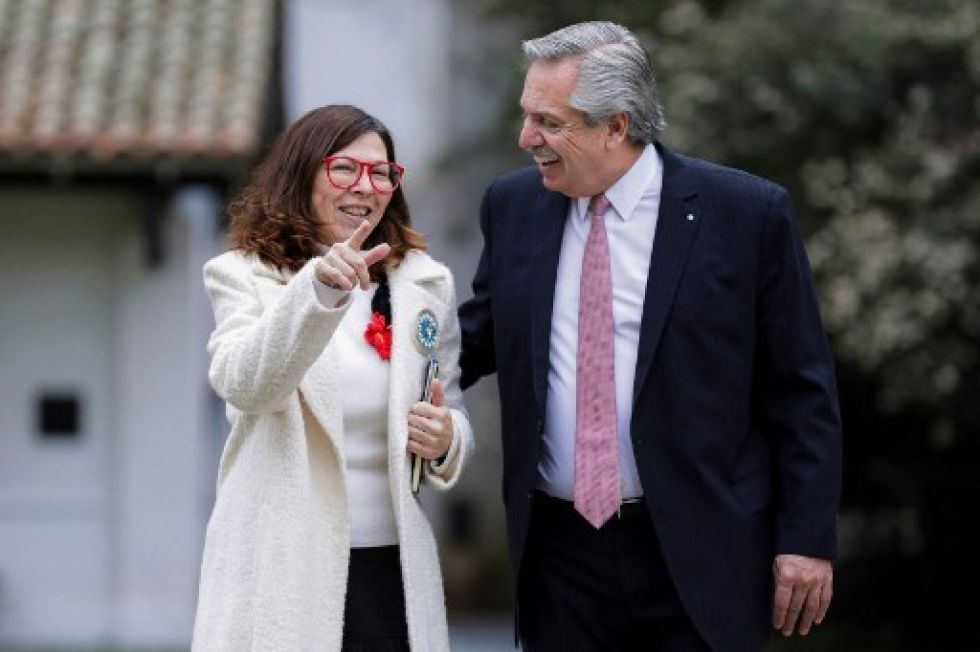 Silvina Batakis junto al presidente Alberto Fernández. La nueva ministra intentará corregir el difícil rumbo de la economía de su país.