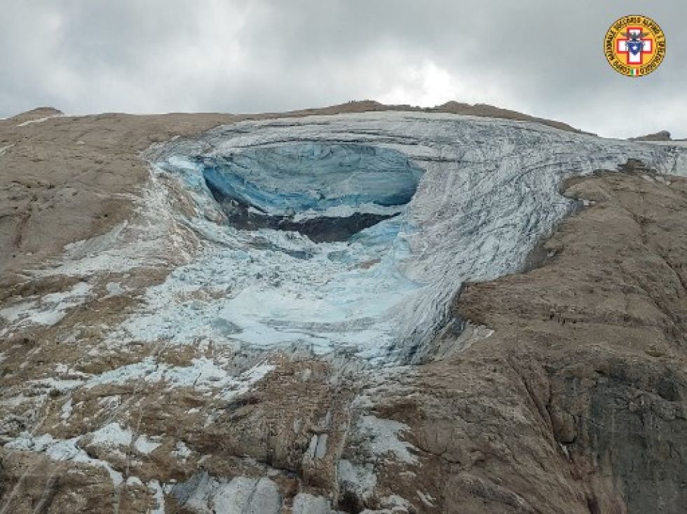 La ola de calor imperante en la zona de los Alpes hizo que un gran glaciar se derritiera, provocando un derrumbe de grandes proporciones.