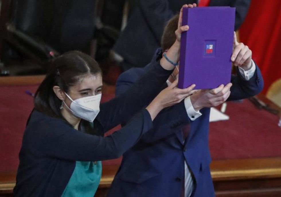 La presidenta de la Convención Constitucional chilena, María Elisa Quinteros, exhibe el texto aprobado que deberá ser sometido a una consulta popular.