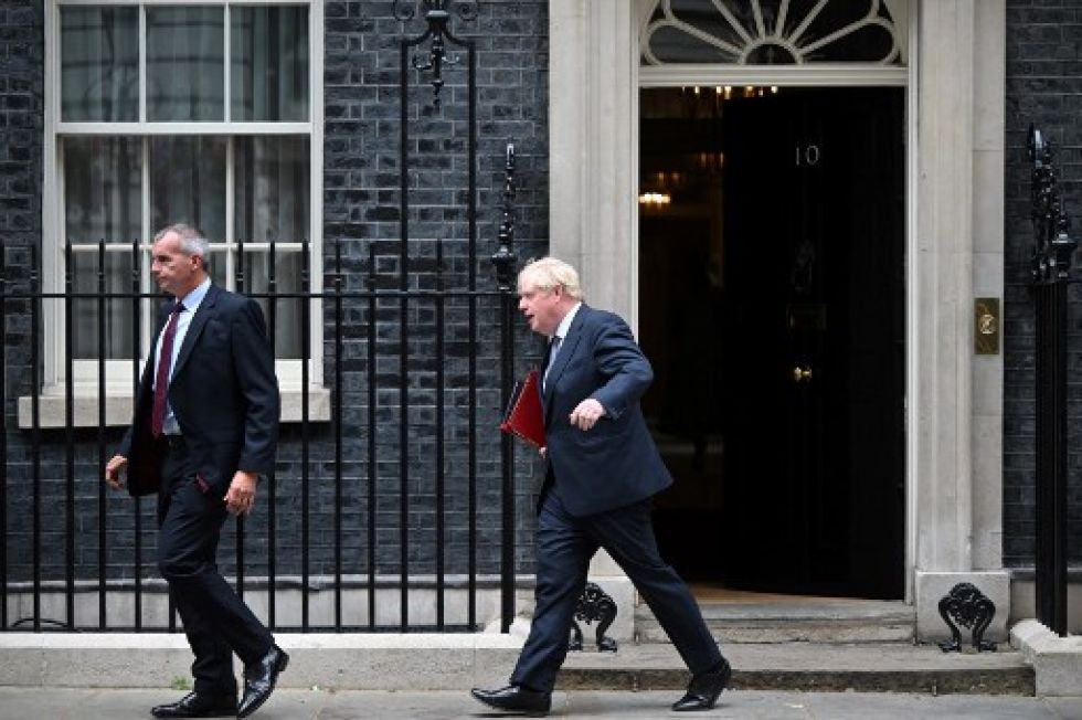 Boris Johnson sale de su residencia en Downing Street. El Premier británico se enfrenta a una tormenta de escándalos que ponen en riesgo su permanencia en el cargo.