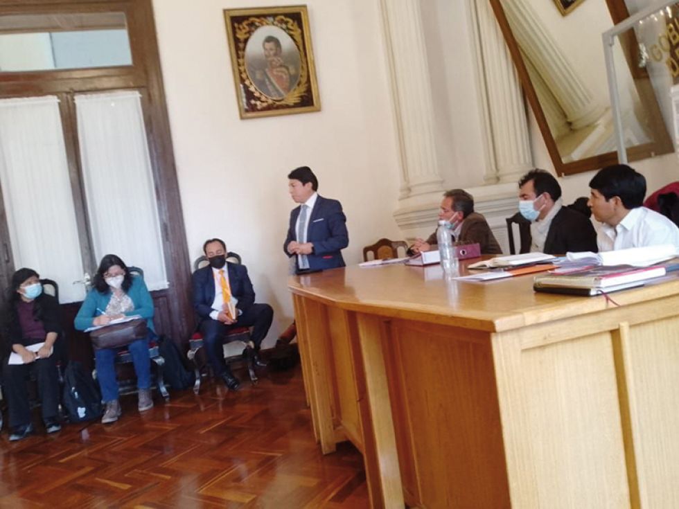 AYER. La reunión entre autoridades de la Gobernación y representantes del Psicopedagógico.