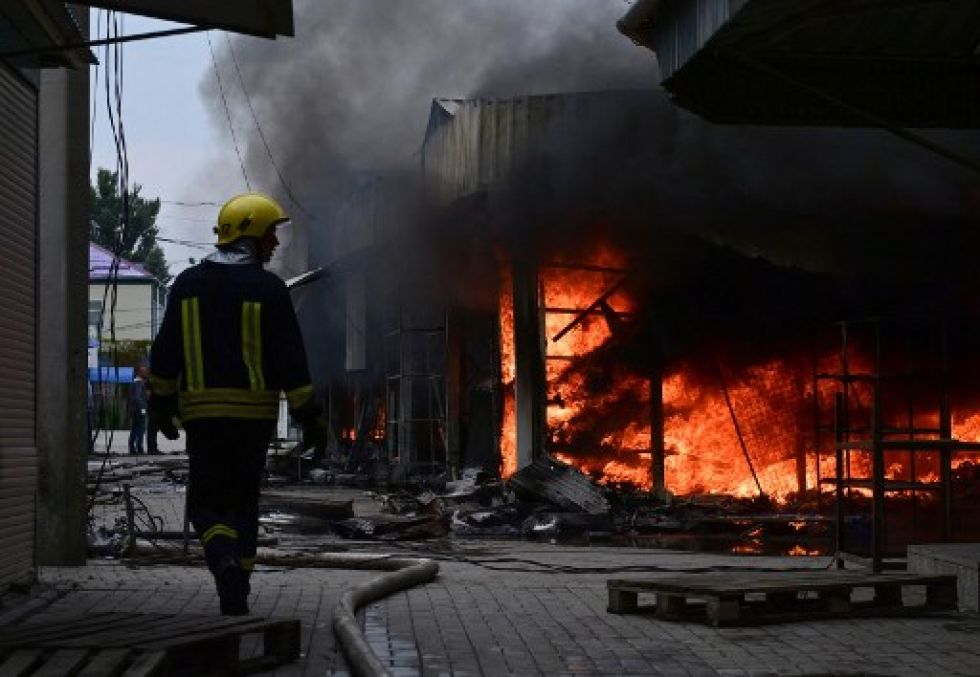 Bomberos tratan de sofocar el incendio de un mercado en la localidad de Sloviansk, en el este de Ucrania, población asediada por el ejército ruso.
