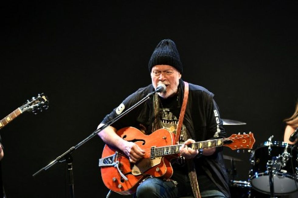 Randy Bachman toca con su guitarra Gretsch 6120 Chet Atkins original durante un concierto
