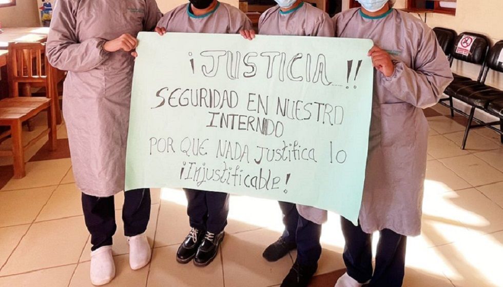 Estudiantes de Enfermería se movilizaron exigiendo la detención del acusado de violación.