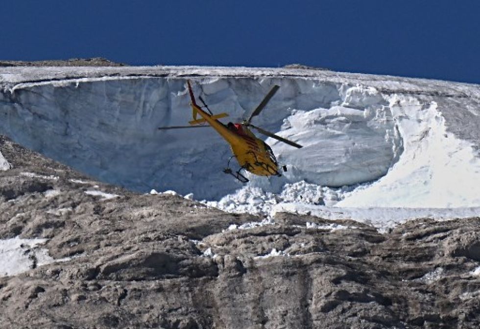 Un helicóptero sobrevuela la cima de la montaña alpina donde ocurrió el mortal accidente la pasada semana.