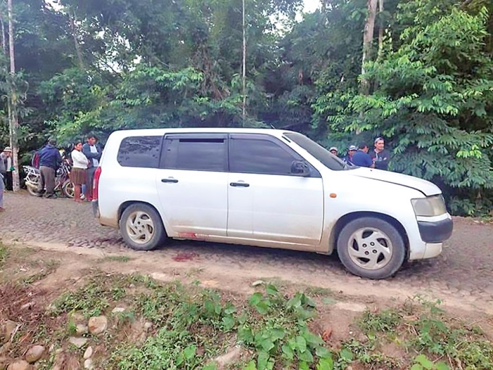 ASESINATO. Las tres víctimas sin vida en Ivirgarzama fueron encontrados dentro de este taxi.