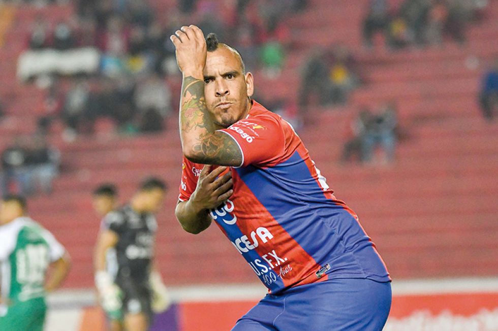 El atacante de Universitario celebra el doblete que marcó anoche en el estadio Patria.