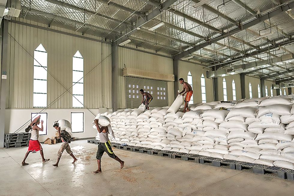 PREVENCIÓN. Trabajadores cargan sacos de grano del Programa Mundial de Alimentos en la ciudad de Abala (Etiopía) un país azotado por el hambre..