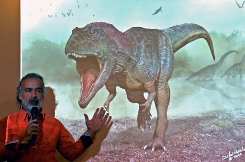El paleontólogo argentino Sebastián Apesteguia habla sobre el dinosaurio carnívoro gigante recién descubierto. LUIS ROBAYO / AFP