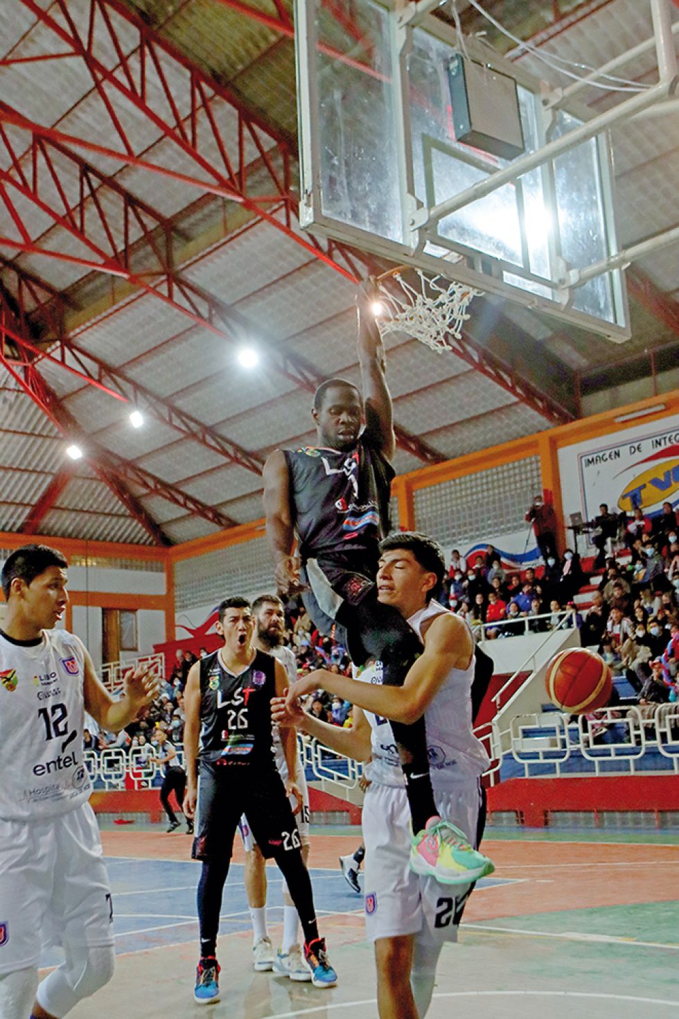Un pasaje del partido disputado anoche en el coliseo Universitario de Sucre.