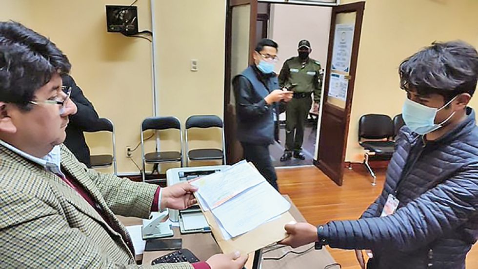 LA PAZ. La entrega de los documentos de la tercera postulación ante la Comisión Mixta.
