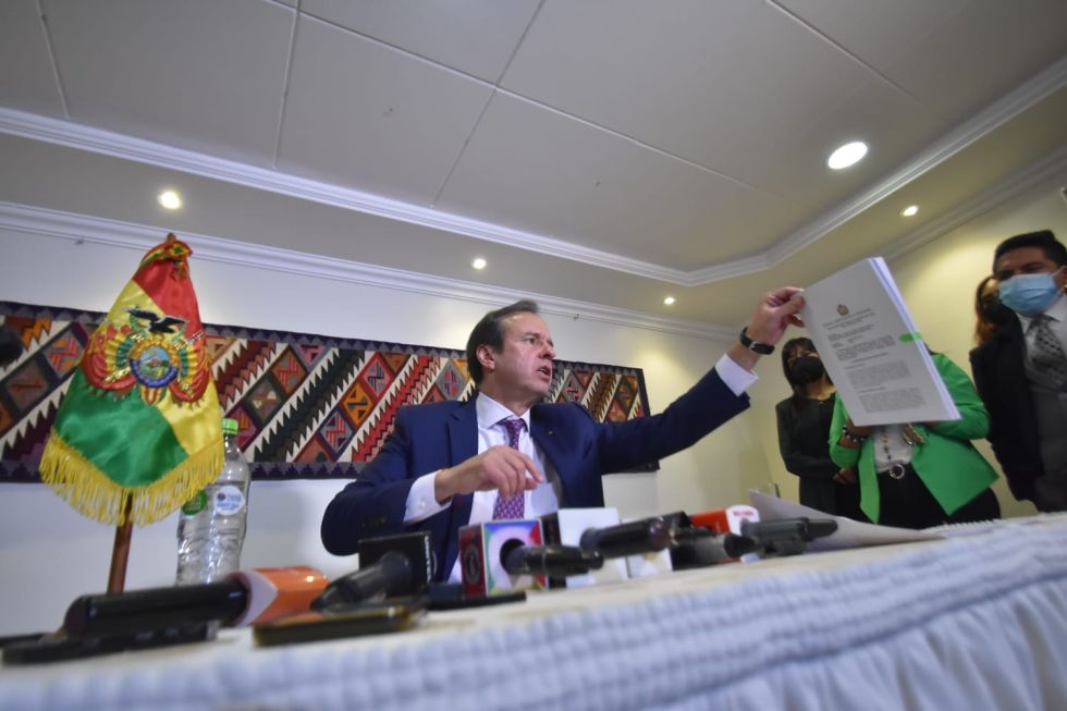 El expresidente Jorge Tuto Quiroga en su conferencia tras declarar en la Fiscalía. 