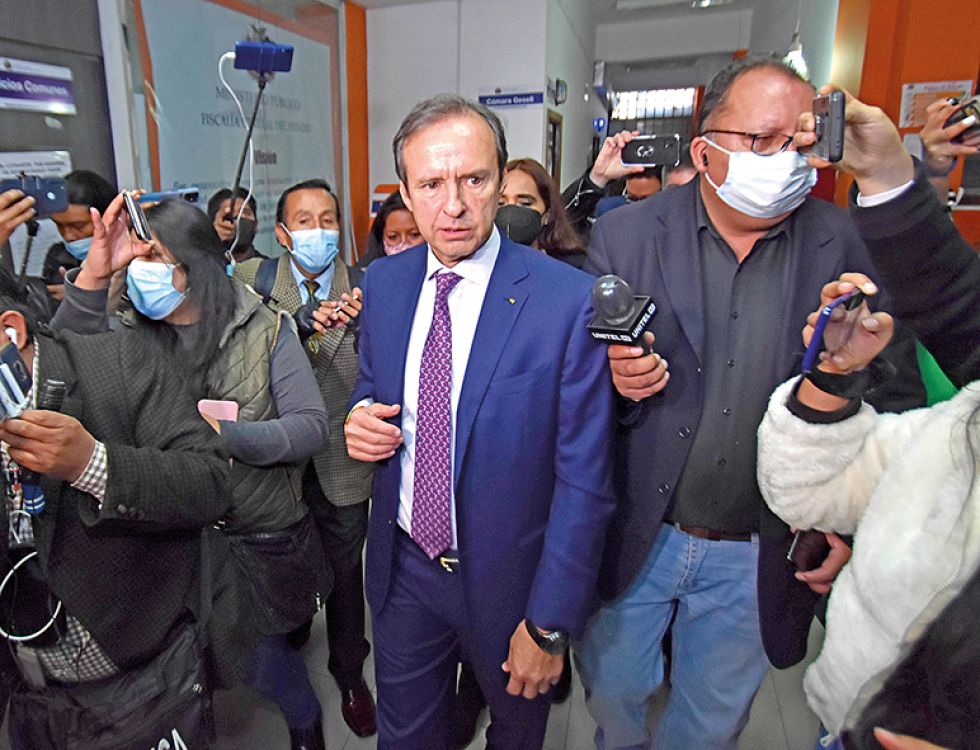 TESTIGO. El expresidente Jorge Tuto Quiroga habló con los periodistas luego de salir de la Fiscalía.