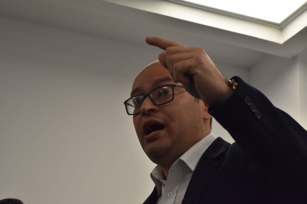 El diputado Erwin Bazán en una conferencia de prensa el lunes.
