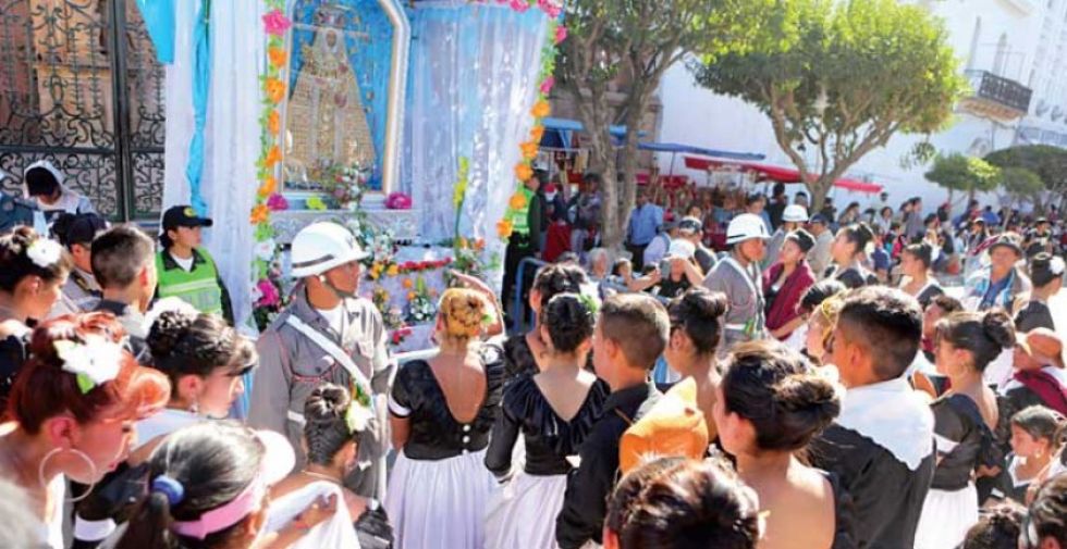 Creyentes llegan al final del recorrido de la Entrada de la Virgen de Guadalupe.