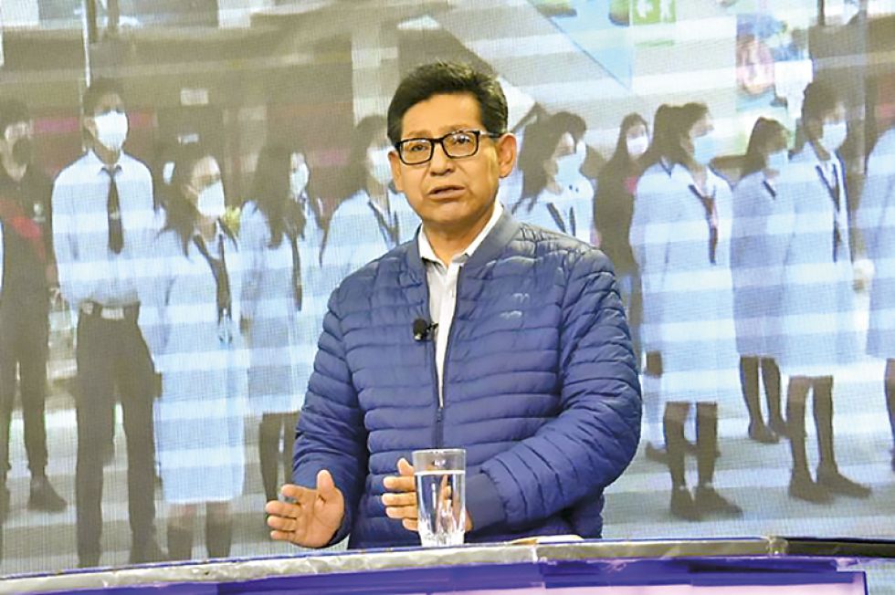 ANUNCIO. El ministro de Educación, Edgar Pary, atendió una entrevista en el canal estatal.