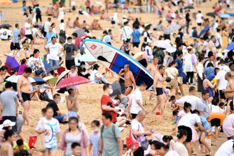 Personas refrescándose en una playa en Qingdao, en la provincia oriental china de Shandong, el domingo.
