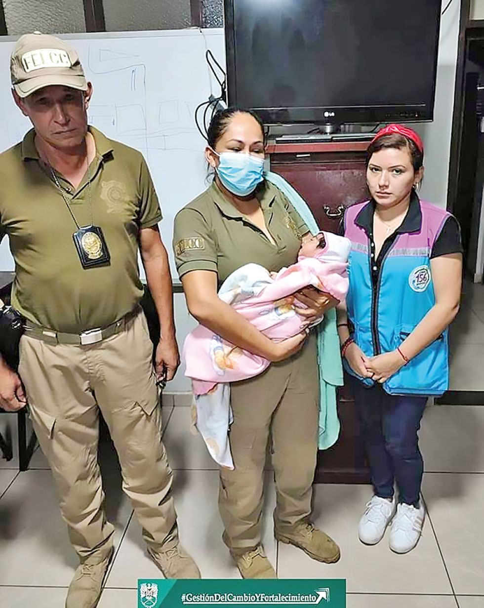 SANTA CRUZ. Efectivos policiales y una representante de la Defensoría de la Niñez, junto a la bebé rescatada.