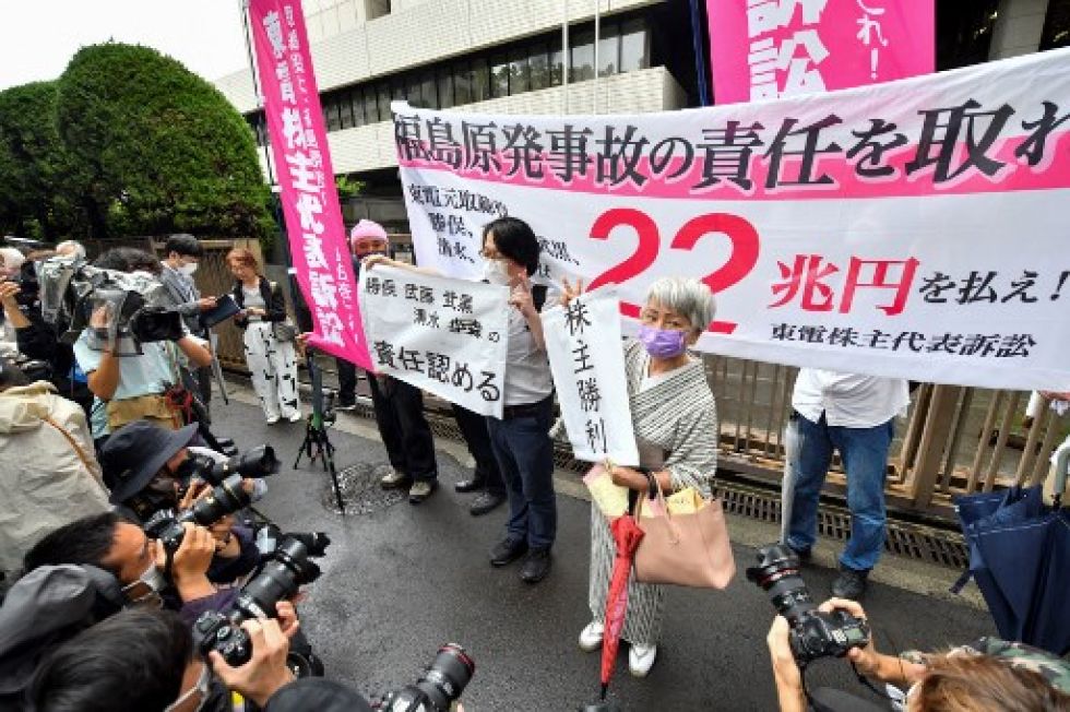 Un grupo de personas se manifiesta por los daños ambientales sufridos tras la avería en la planta nuclear de Fukushima, hace una década.