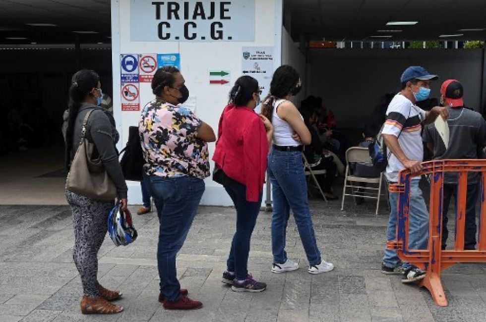 Un grupo de personas hace fila ante un centro de diagnóstico en Tegucigalpa, la capital de Honduras.a