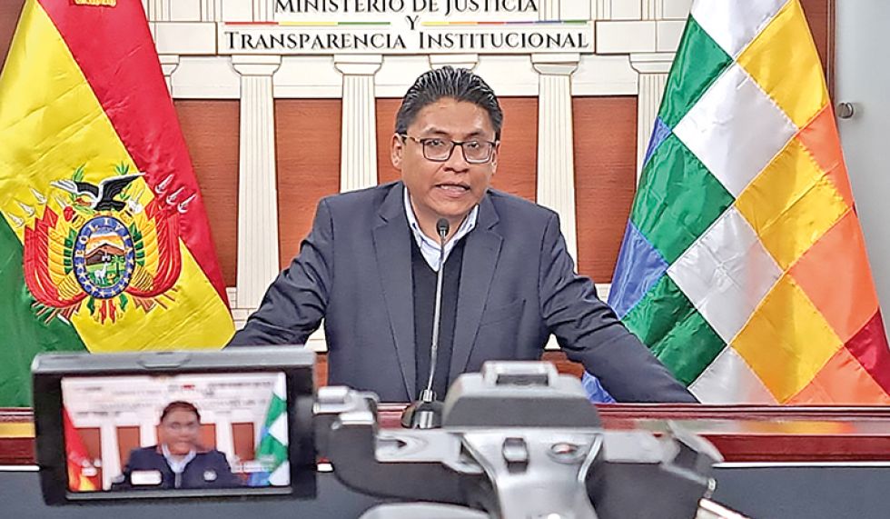 CONFERENCIA. El ministro Iván Lima habló tras el fallo en la vía constitucional.