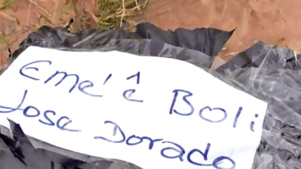 El cadáver estaba envuelto en una bolsa negra con la inscripción: 'Eme'e Boli (dale al boliviano) José Dorado'.