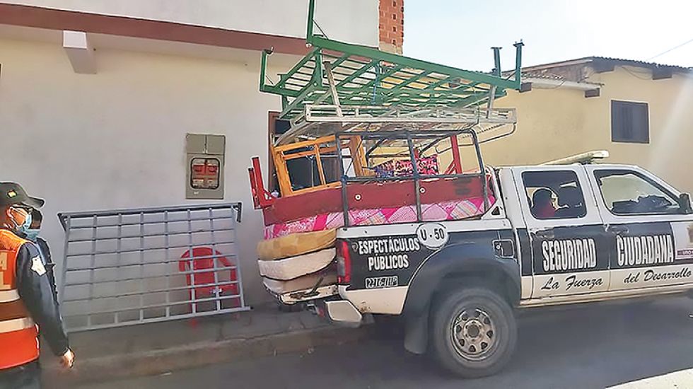 OPERATIVO. Funcionarios de Espectáculos Públicos en la casa intervenida en la calle Urcullo.
