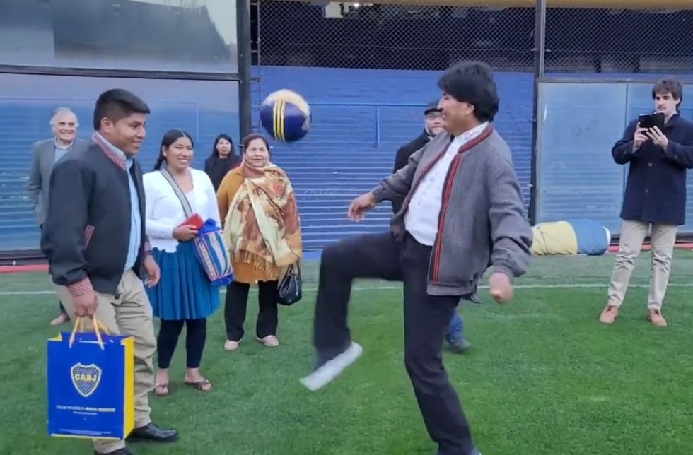 Leonardo Loza (i), Evo Morales (d) y la diputada Felicia Alejo (de blanco) en el club Boca Juniors.