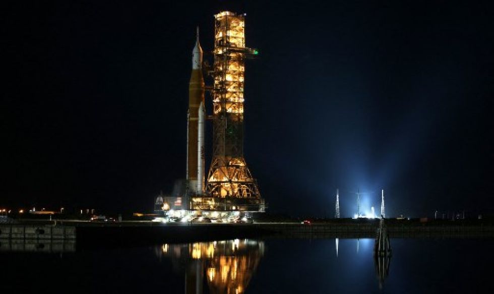 El cohete Artemis 1 en la plataforma de lanzamiento de la NASA en Cabo Cañaveral.